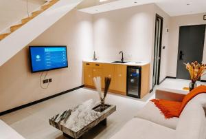 Modern Masaki Loft 1BR Walk to Beach