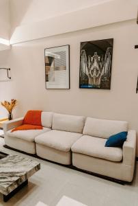 Modern Masaki Loft 1BR Walk to Beach