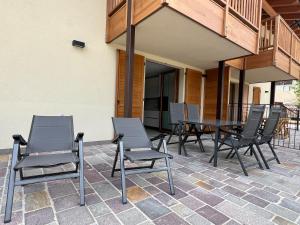 Costa Modern Suite