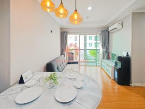 Stylish 2BR MOI Apt Pool, Gym, Wi-Fi