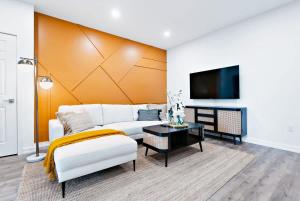 New 2-Bedroom Suite Walk to the Falls Parking & Sleeps 4