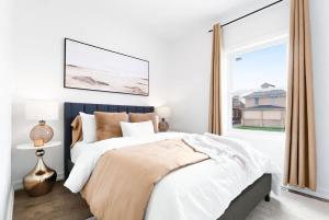 New 2-Bedroom Suite Walk to the Falls Parking & Sleeps 4