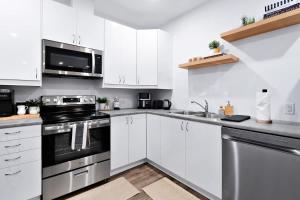 New 2-Bedroom Suite Walk to the Falls Parking & Sleeps 4