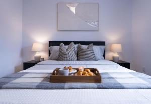 New 2-Bedroom Suite Walk to the Falls Parking & Sleeps 4