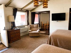Room 14-2 Queen SuiteWoodland Motor Lodge