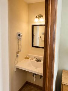 Room 26-1 Queen 1 Full Suite-Woodland Motor Lodge