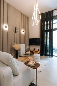PYLOU Boutique Ground apartments near Attikon Hospital