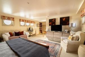 Thamesside Living 3 Bedroom Boathouse
