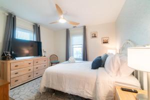 Coastal Escape with Private Deck Near Ventnor Beach and Golf Courses