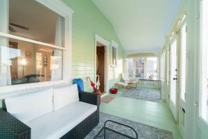 Coastal Escape with Private Deck Near Ventnor Beach and Golf Courses