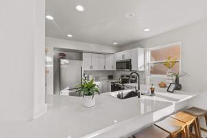 Warm 4BR Home with Hot Tub Sunset Deck Sleeps 10