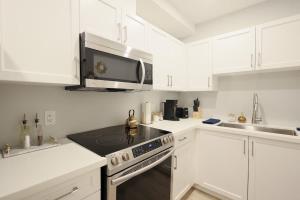 Stylish 1-Bedroom Basement Unit with Parking Near the Waterfall