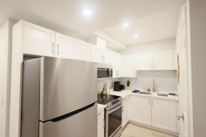 Stylish 1-Bedroom Basement Unit with Parking Near the Waterfall