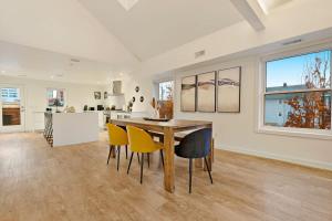 Modern 2-Bedroom & Den Near the Falls Parking Included Sleeps 6