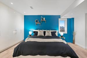 Modern 2-Bedroom & Den Near the Falls Parking Included Sleeps 6