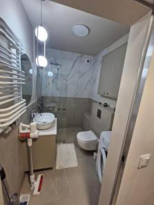 Soft Modern Studio Old Town - Apartment with garden and private parking