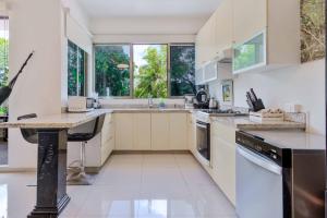 3 Bedroom Holiday Home with Rooftop on luxury neighborhood - fits 8