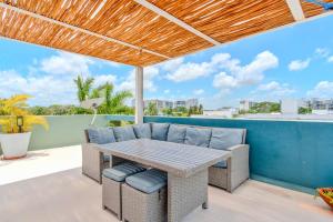 3 Bedroom Holiday Home with Rooftop on luxury neighborhood - fits 8
