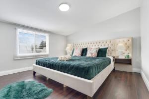 4-Bedroom Family Retreat Near Niagara Falls & Parking Included