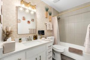 Stylish Tempe Stay Swimming Pool, King Bed! - Apartment