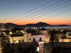 Renovated 100yo Cycladic Home in center of Naousa