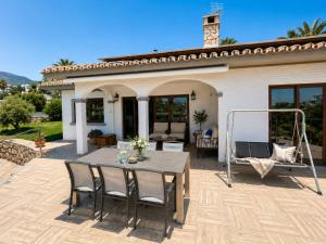Exclusive Villa with Private Pool & Mediterranean Gardens near the Beach