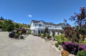 Autumn Lane B&B, Farmhouse Elegance & Stunning Lakeviews