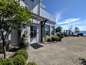Autumn Lane B&B, Farmhouse Elegance & Stunning Lakeviews