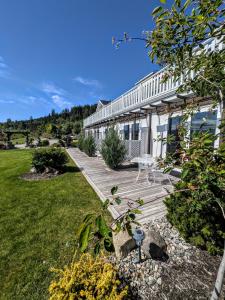 Autumn Lane B&B, Farmhouse Elegance & Stunning Lakeviews