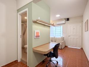 Santa Ana Apartment with Private Parking near Hospital
