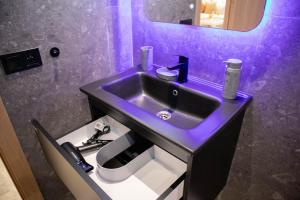 C111- Incredible 1 BR Apt in City Center