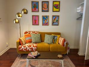 Central 1br 1ba SA Casita w full kitchen & patio