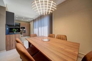 2BR APT, 2 Ensuite Baths, Sea Views, 3 Min to Beach