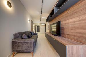 2BR APT, 2 Ensuite Baths, Sea Views, 3 Min to Beach