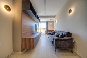 2BR APT, 2 Ensuite Baths, Sea Views, 3 Min to Beach