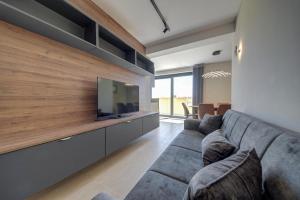 2BR APT, 2 Ensuite Baths, Sea Views, 3 Min to Beach