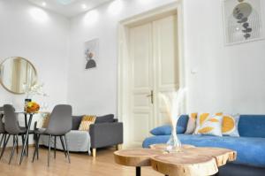 UltraCentral Bohemian Rhapsody - 4room - Steps To Main Attractions