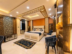 HOTEL SWIMMING POOL - SIVEE INN- Near Kashi Vishwanath Temple & Ganga Ghat - Free Wi-Fi - near Hotel Avyaan Palace -Room Service & Warm Hospitality - BEST HOTEL IN VARANASI