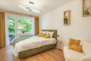 NEW Lake side stay, 6 pers, 2 bdrm, free parking
