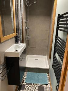 Alpe dHuez 6 personnes 2 SDE avec draps, serviettes de toilette et Wifi