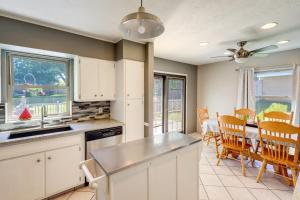 Great for Families! Omaha Getaway w Yard & Deck