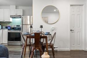 Luxury Downtown Apartment with 2 Queen Beds