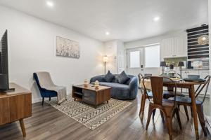 Luxury Downtown Apartment with 2 Queen Beds
