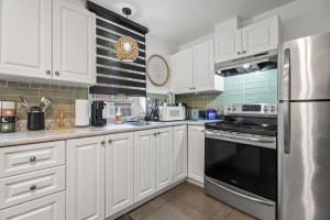 Luxury Downtown Apartment with 2 Queen Beds