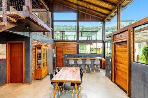 Duplex 3Q Churrasq. e Garagem prox a praia EMB686
