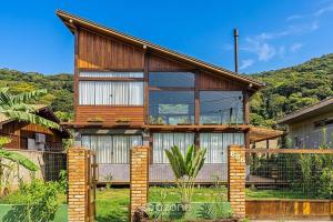 Duplex 3Q Churrasq. e Garagem prox a praia EMB686