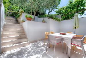 Hidden Garden Stone House Kut