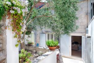 Hidden Garden Stone House Kut