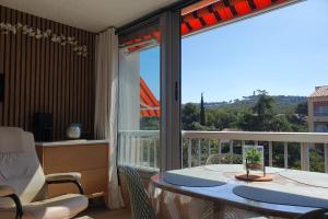 Apartment with loggia 300m from the beach