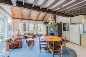 Black Butte Retreat w Resort Amenities Near Hiking and Bike Trails